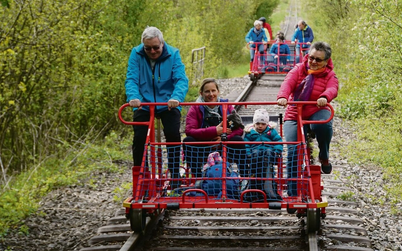 Auf der alten Bahnstrecke geht es gemütlich durch das Sensetal. 