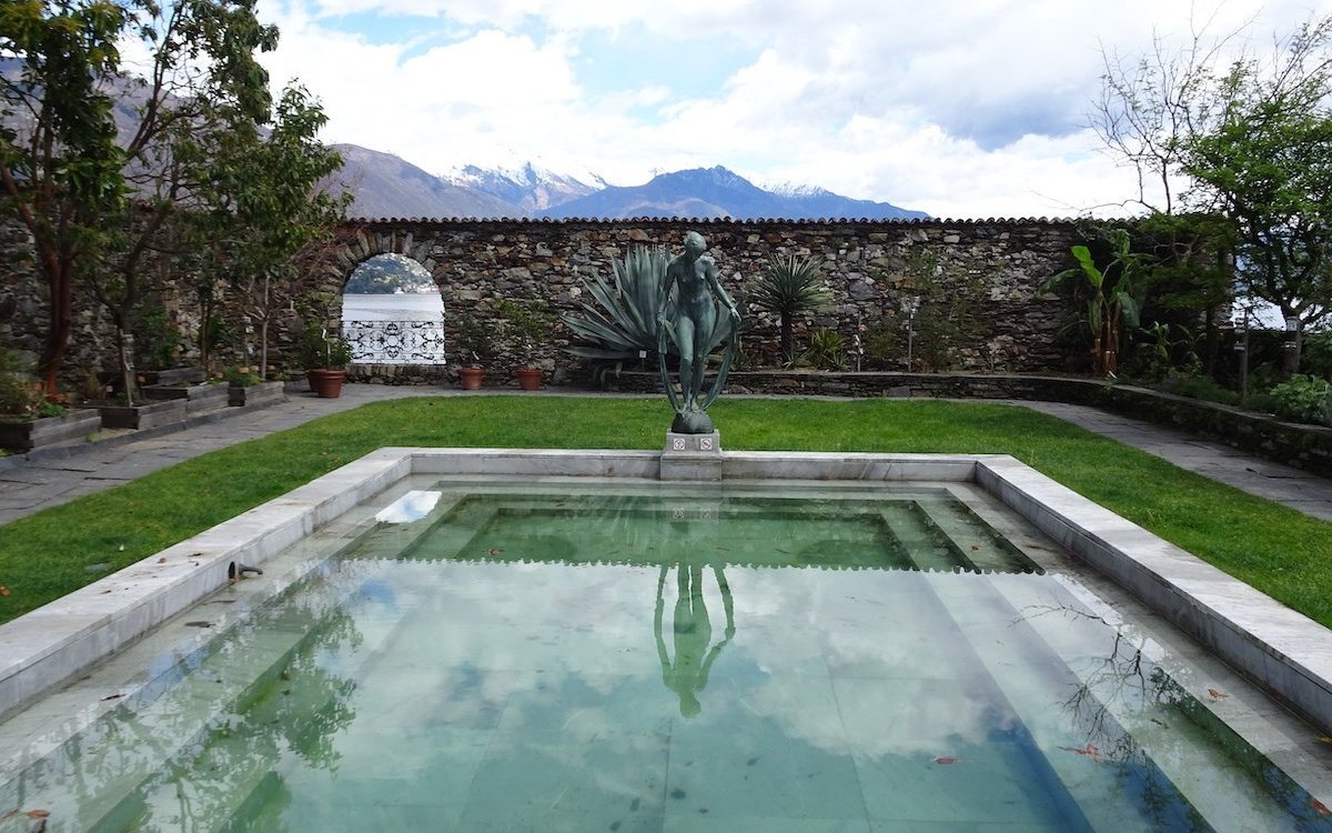 Ein umfriedeter Garten mit Bassin gehört ebenfalls zum Botanischen Garten der Brissago-Insel. 