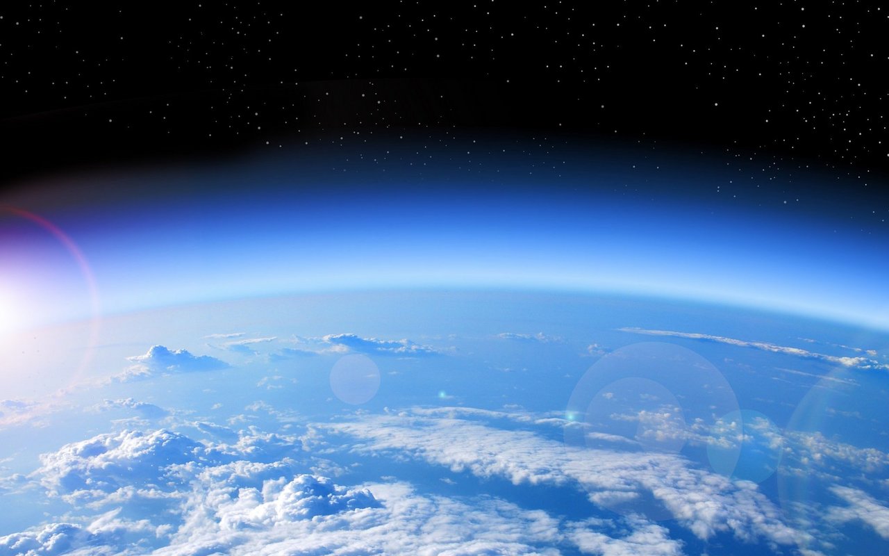Die Ozonschicht ist ein Teil der Stratosphäre und befindet sich etwa in 15 bis 50 Kilometer Höhe. Sie enthält 90 Prozent des atmosphärischen Ozons.