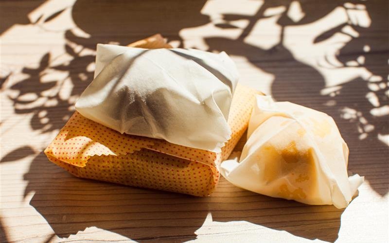 Bienenwachstücher ersparen viel Verpackungsmaterial.