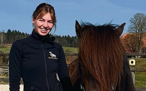 Liv Heinemann ist Pferdefachfrau EFZ mit der Vertiefungsrichtung Gangpferde und hilft im Stall aus.