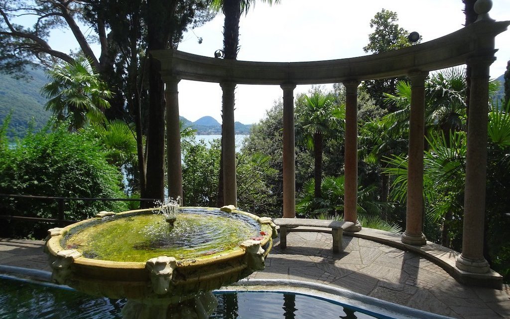 Wasser ist ein belebendes Gestaltungselement in diesem Garten. 