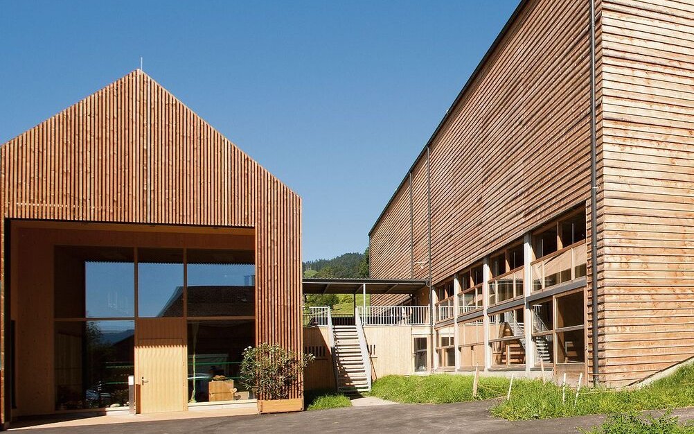 Das Ziegentollhaus und der Shop.