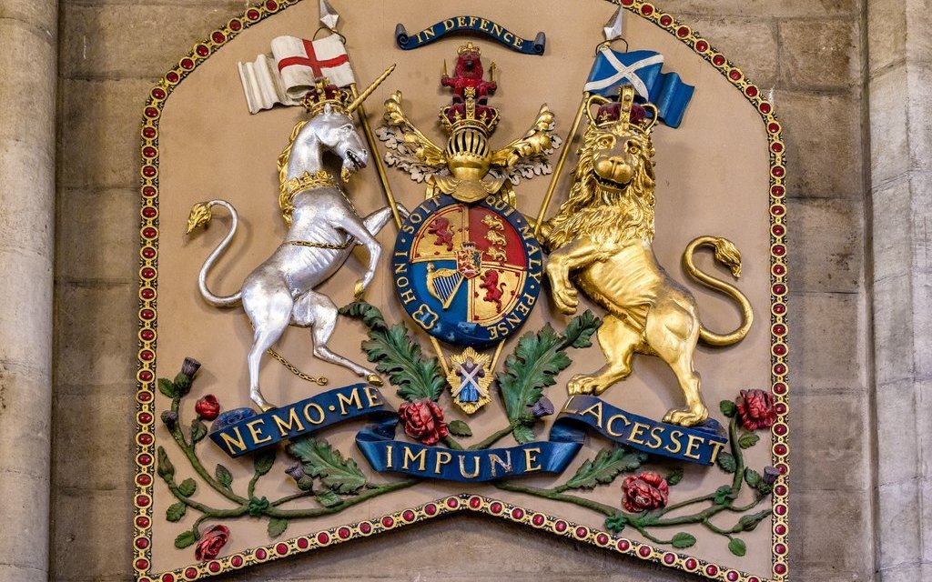 Das königliche Wappen von Schottland, das auch als «The Royal Coat of Arms of Scotland» bekannt ist, enthält zwei Löwen und ein Einhorn.