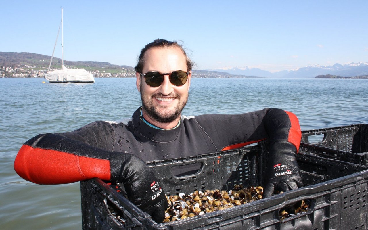 Manuel Vock präsentiert seine Fangbeute.