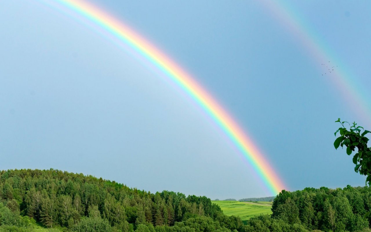 Oft gibt es neben einem Hauptregenbogen noch ein Nebenregenbogen. 