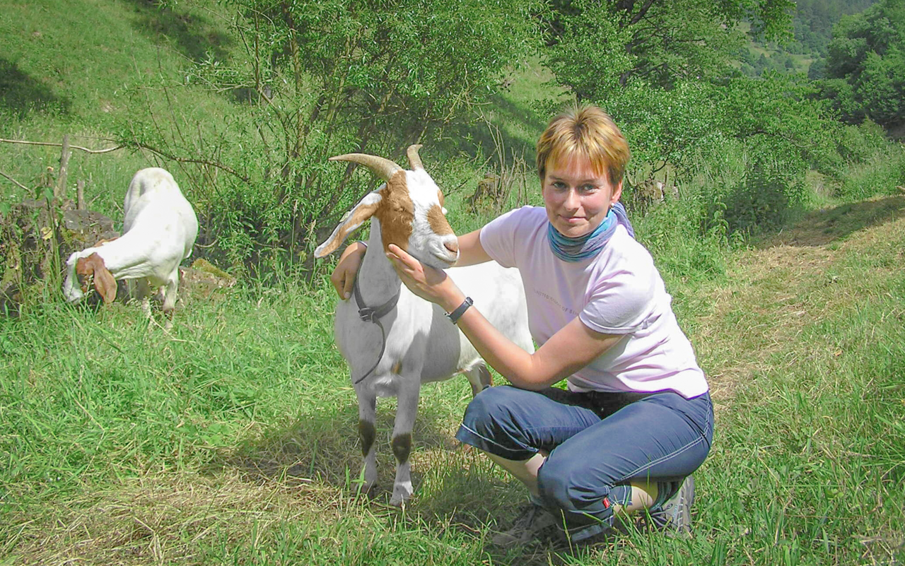 Ziegenzüchterin Rebekka Strub rät, bei der Haltung von Burenziegen Stall und auch die Weideabwechslungsreich einzurichten.