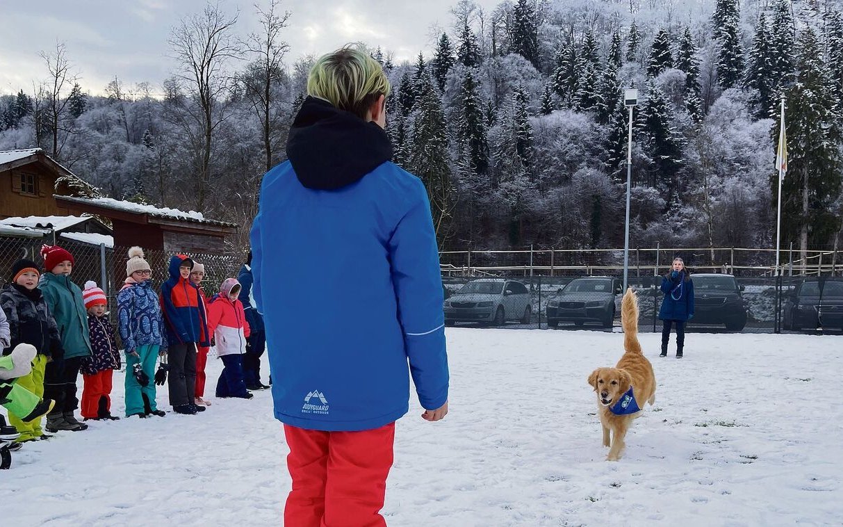 Die Kinder üben, wie sie stehen bleiben sollen, wenn ein Hund auf sie zu rennt.