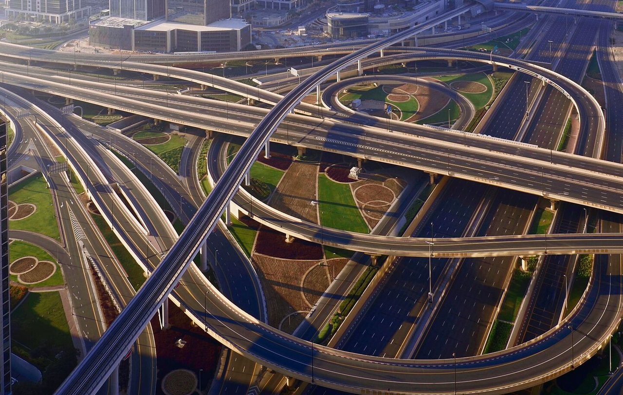 Luftaufnahme eines sonst verkehrsreichen Autobahnkreuzes in Dubai während des Lockdowns
