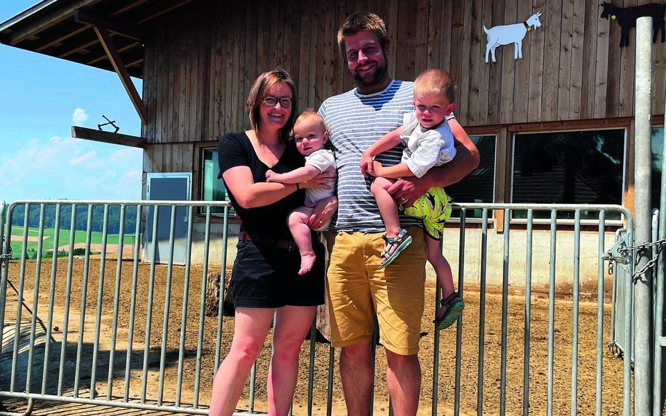 Familie Brünisholz vor ihrem 2018 neu erbauten Ziegenstall.