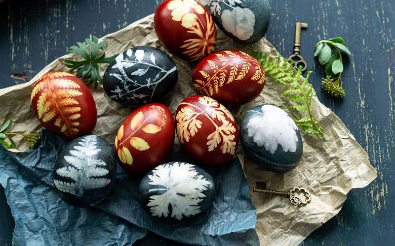 Ostereier können auch natürlich gefärbt werden. Mit Blättern und Wachs kann man Muster darauf machen. 