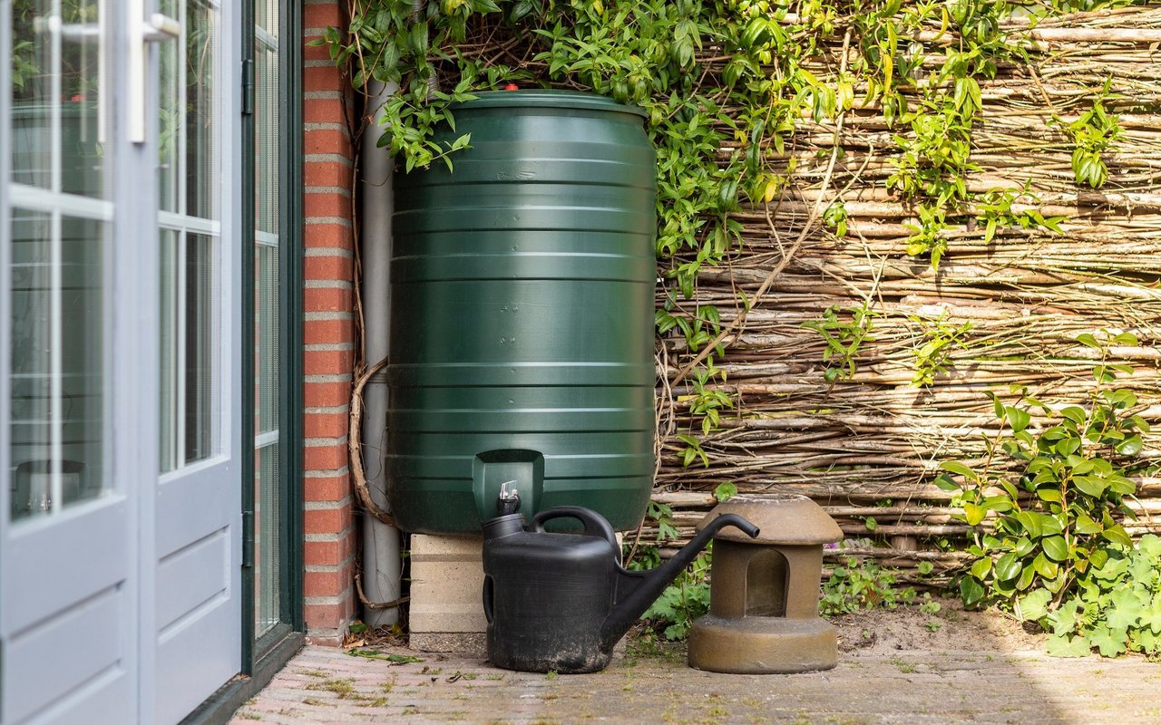 Auch im Garten kann man einfach Wassersparen, zum Beispiel mit einem Fass für Regenwasser.