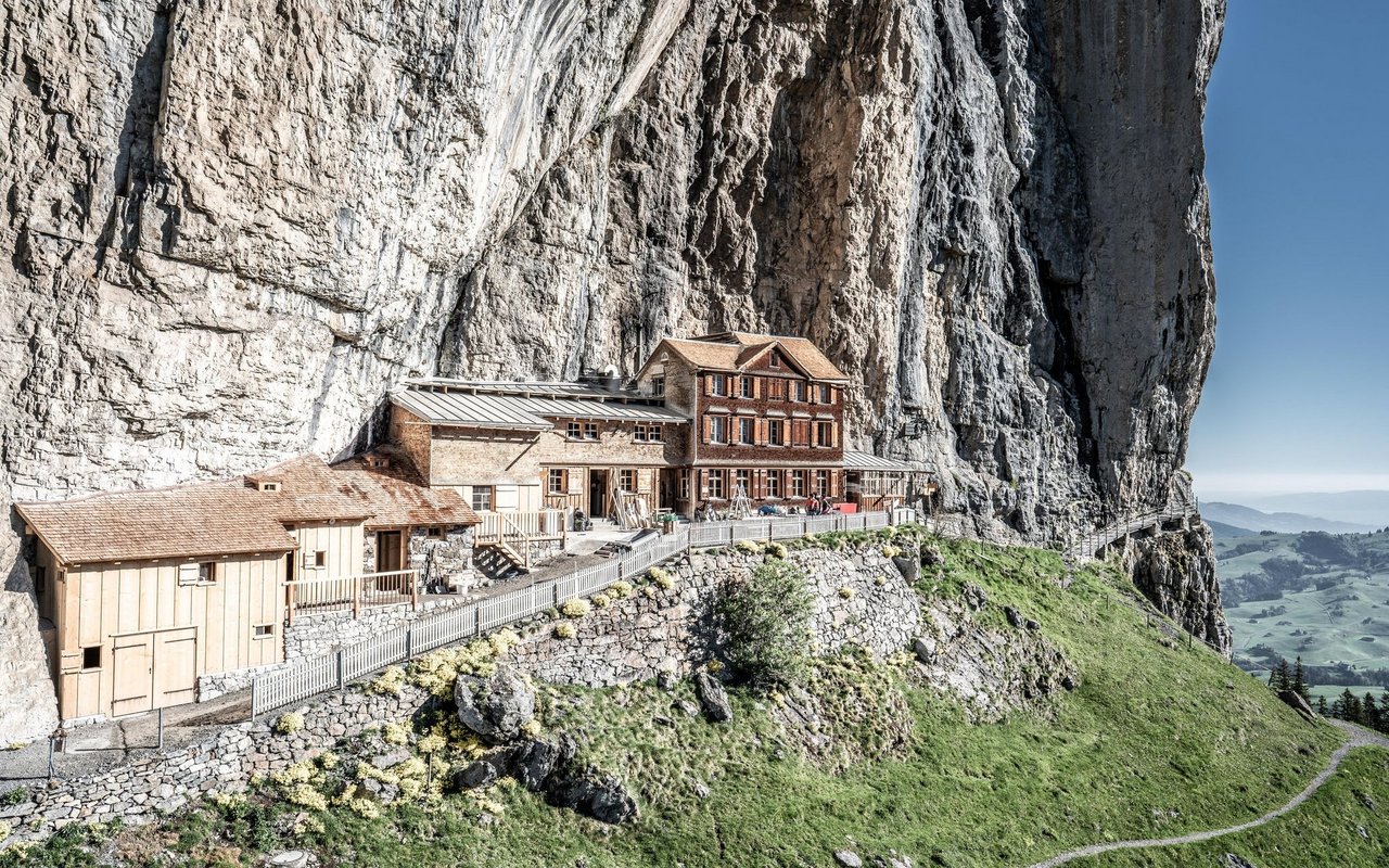 In eine steile Wand gebettet liegt das Berggasthaus Aescher in Appenzell-Innerrhoden. 