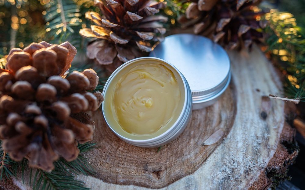 Harzsalben lindern dank ihrer antibakteriellen, durchblutungsfördernden und schleimlösenden Eigenschaften so manche Beschwerden.