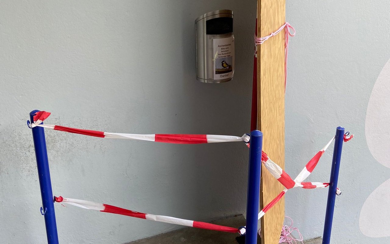 Der Aschenbecher wurde abgesperrt und durch ein Holzbrett von der Sonne beschützt.