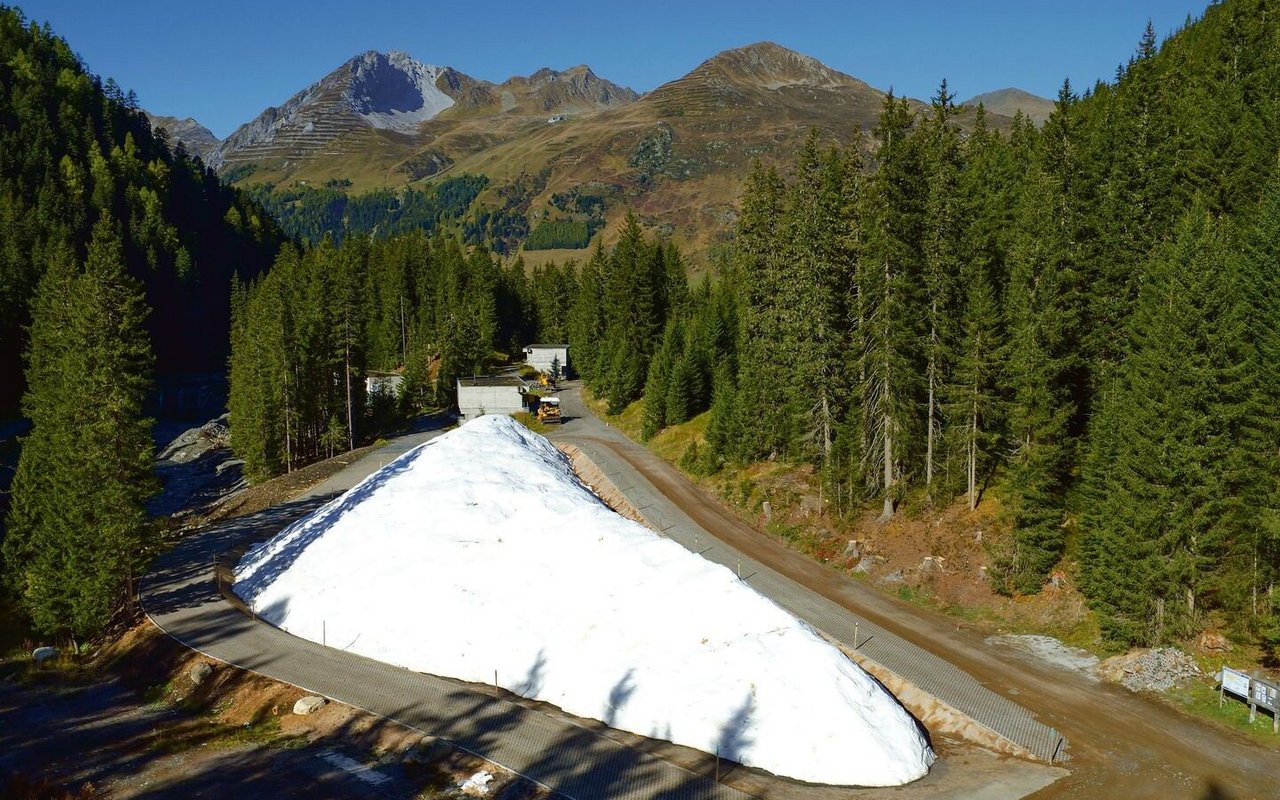 Auf diesem Schneehügel werden 20 000 Kubikmeter Schnee übersommert.